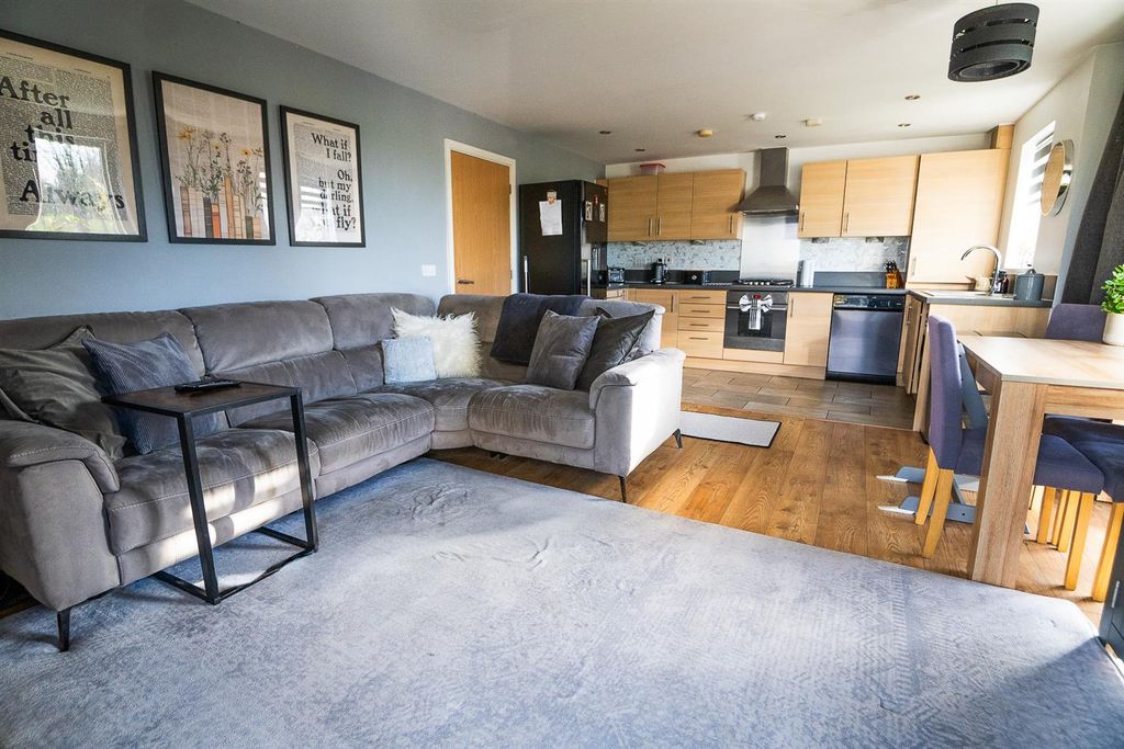 Property photo 1 of 17 Lounge