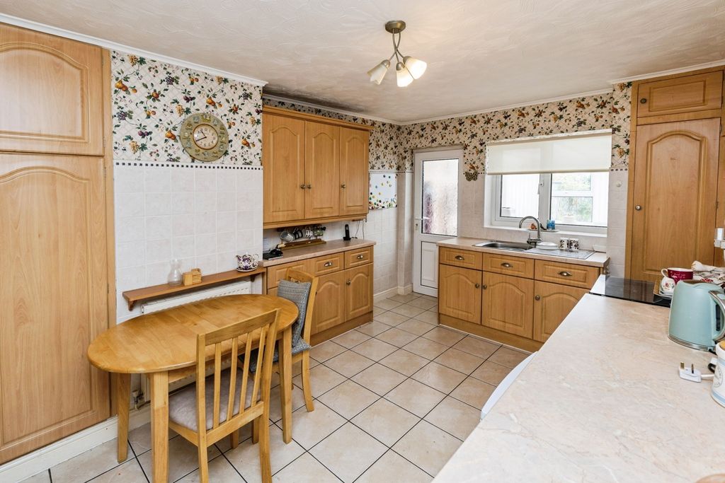 Property photo 2 of 17 Kitchen