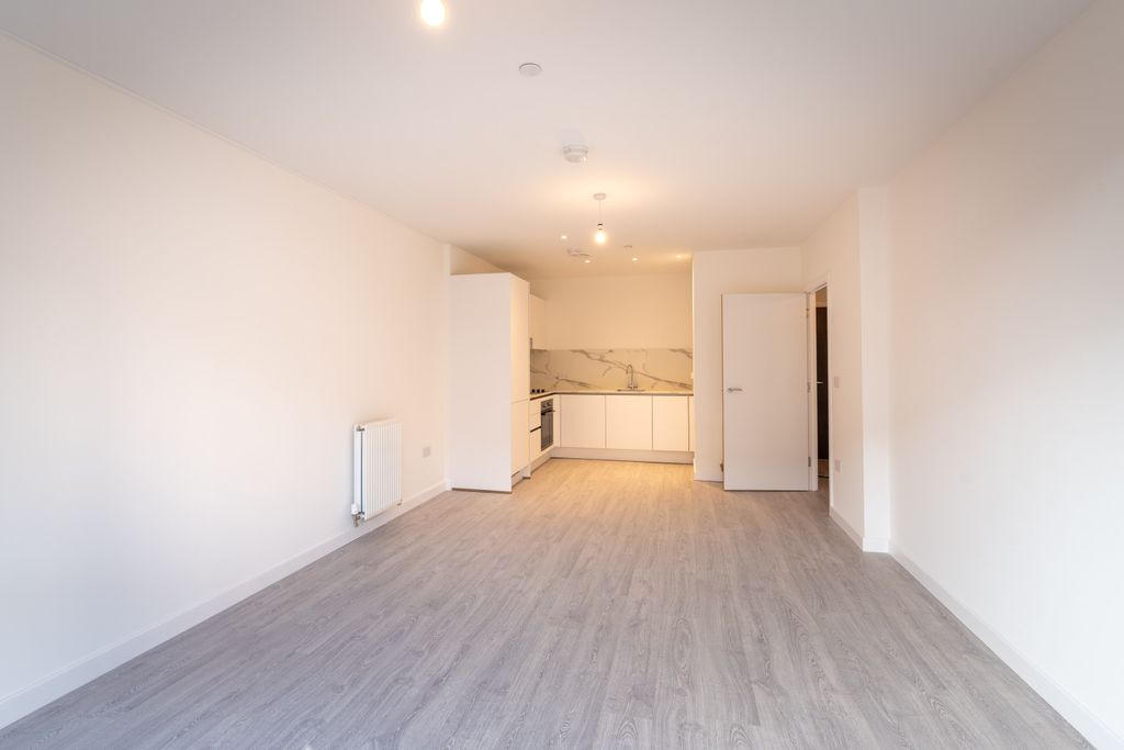 Property photo 3 of 11 Living Space