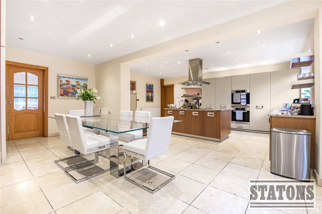 Property photo 3 of 23 Picture No. 11