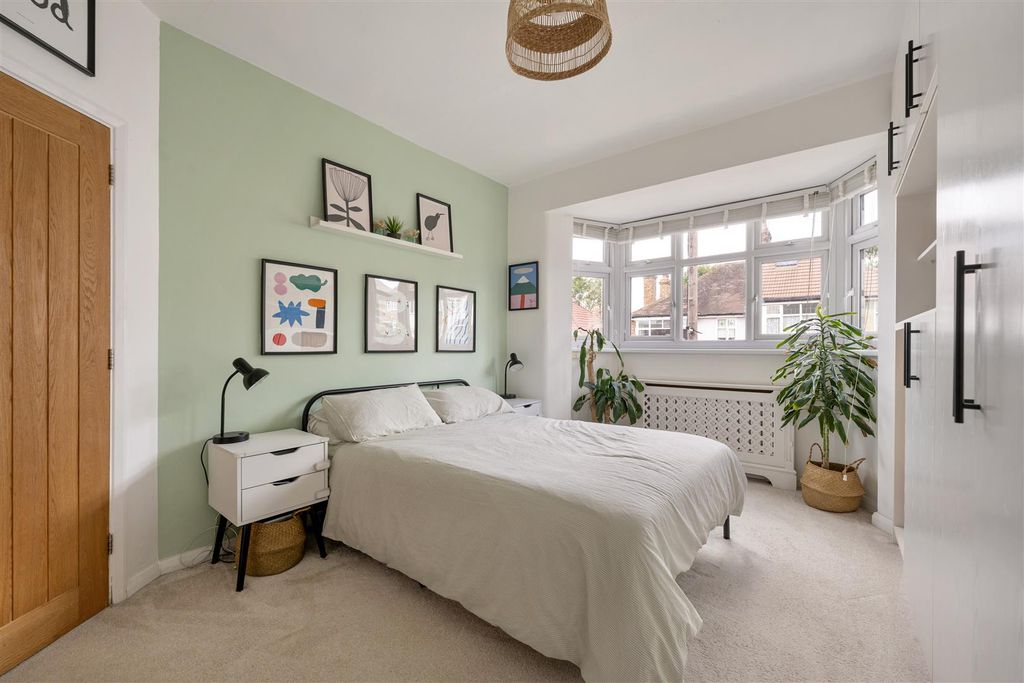 Property photo 3 of 25 Byron Road, E17
