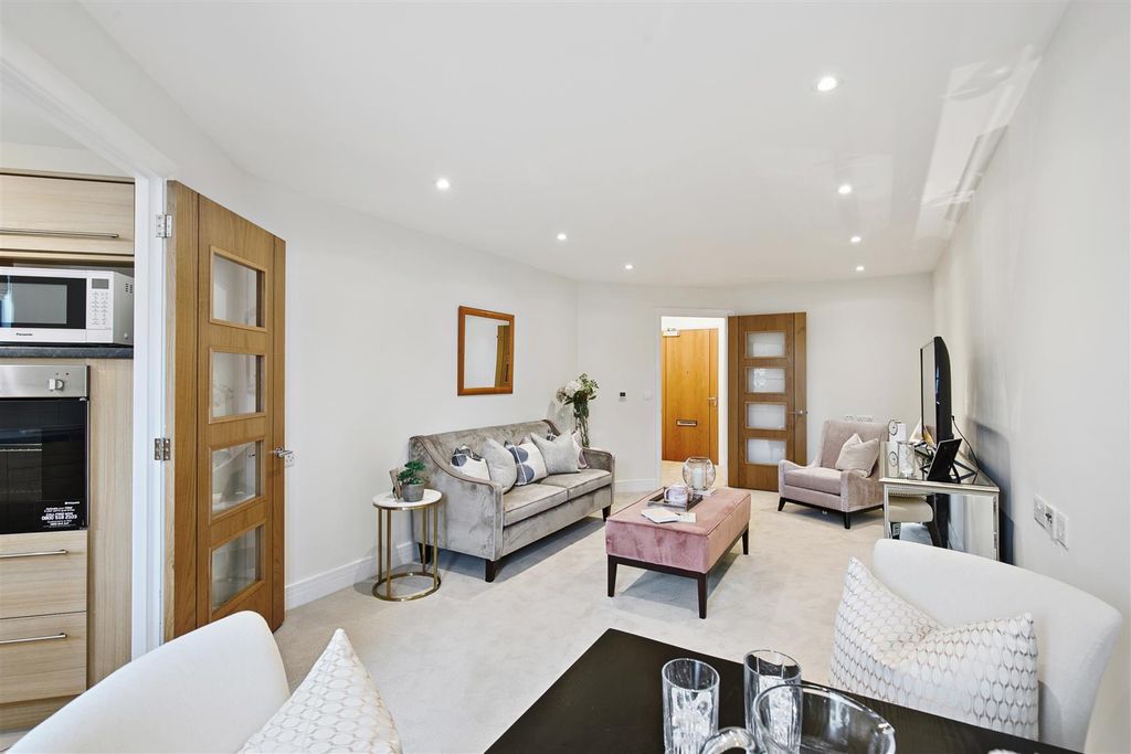 Property photo 3 of 15 06-9F5Dct_Mcs_Flat 11 Jenner Court_39.Jpg