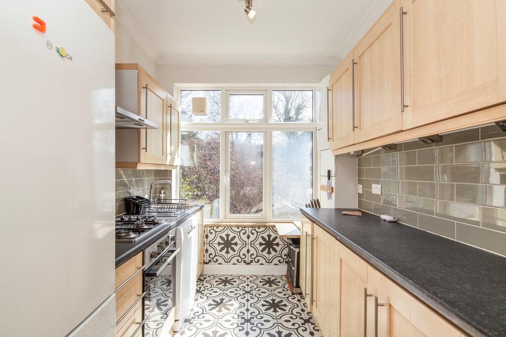 Property photo 3 of 10 Kitchen