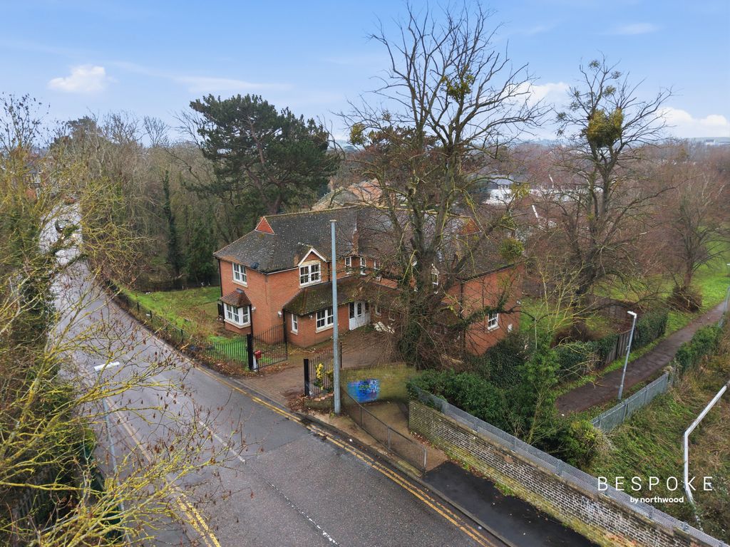 Property photo 2 of 40