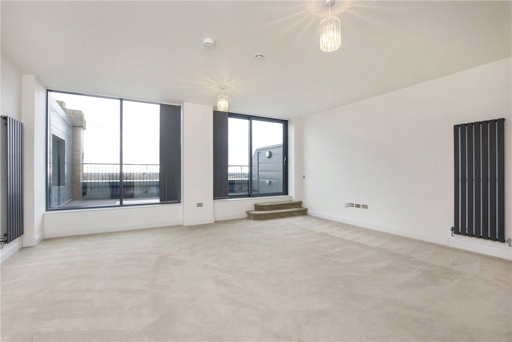 Property photo 2 of 16 Picture No. 18