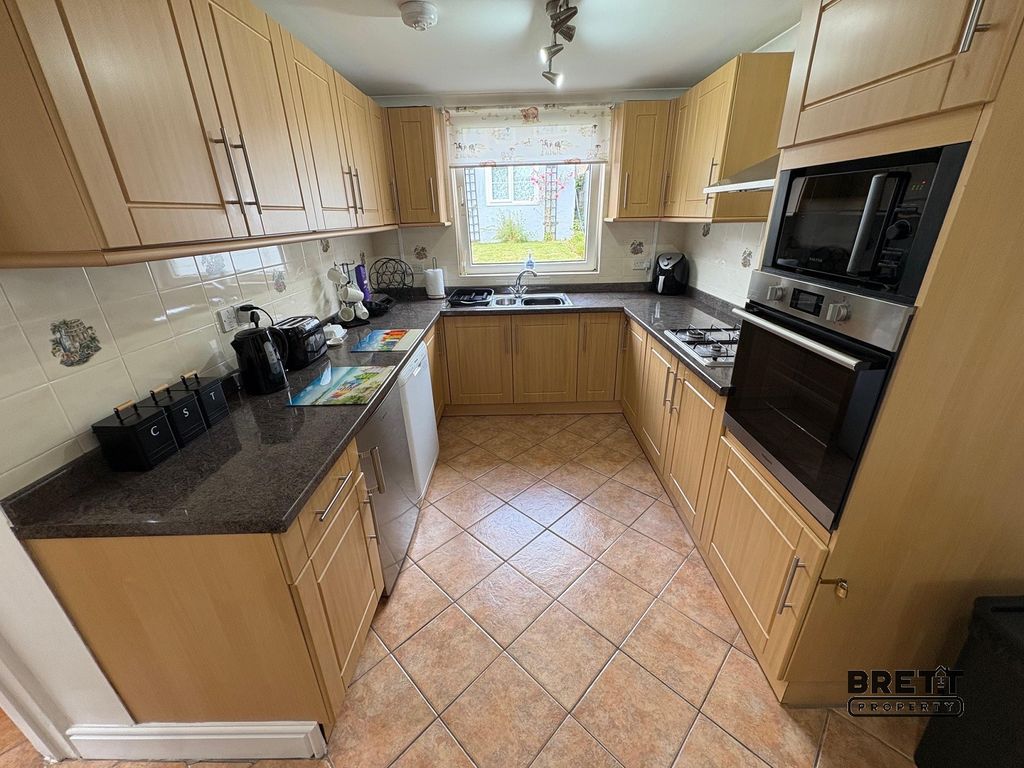 Property photo 3 of 17 Kitchen