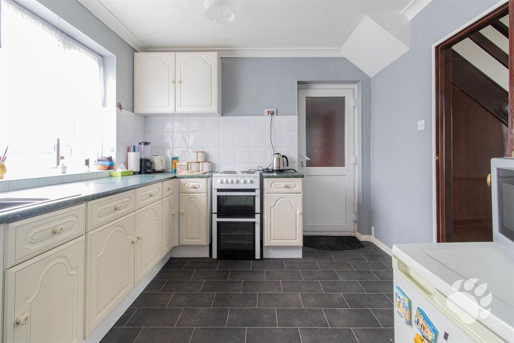 Property photo 3 of 18 Kitchen