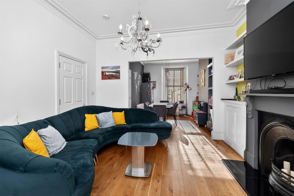 Property photo 2 of 18 Lounge