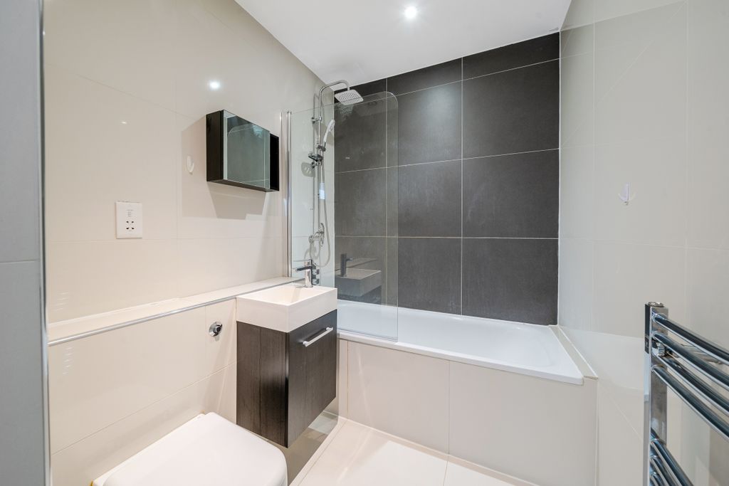 Property photo 3 of 8 1324991-4-68948cc...