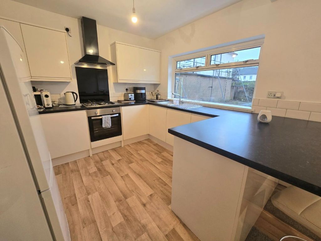 Property photo 3 of 10 Kitchen