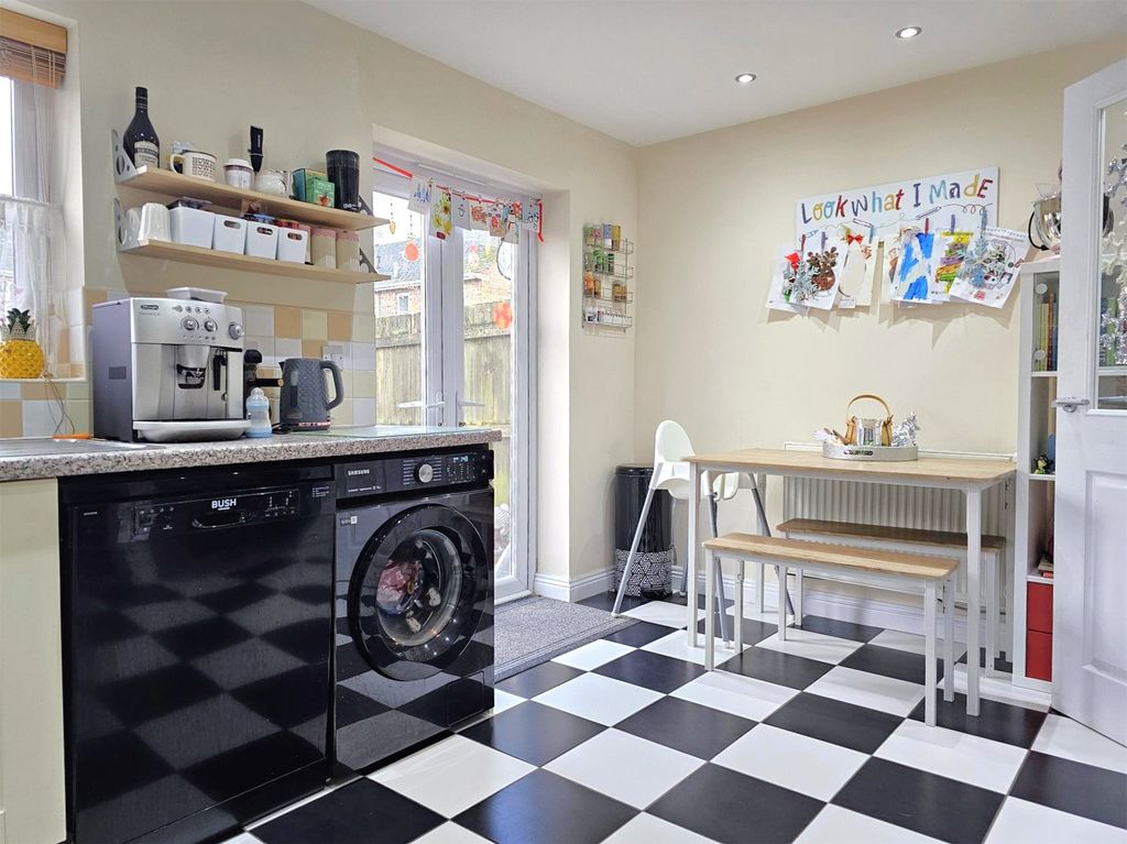 Property photo 3 of 14 Kitchen