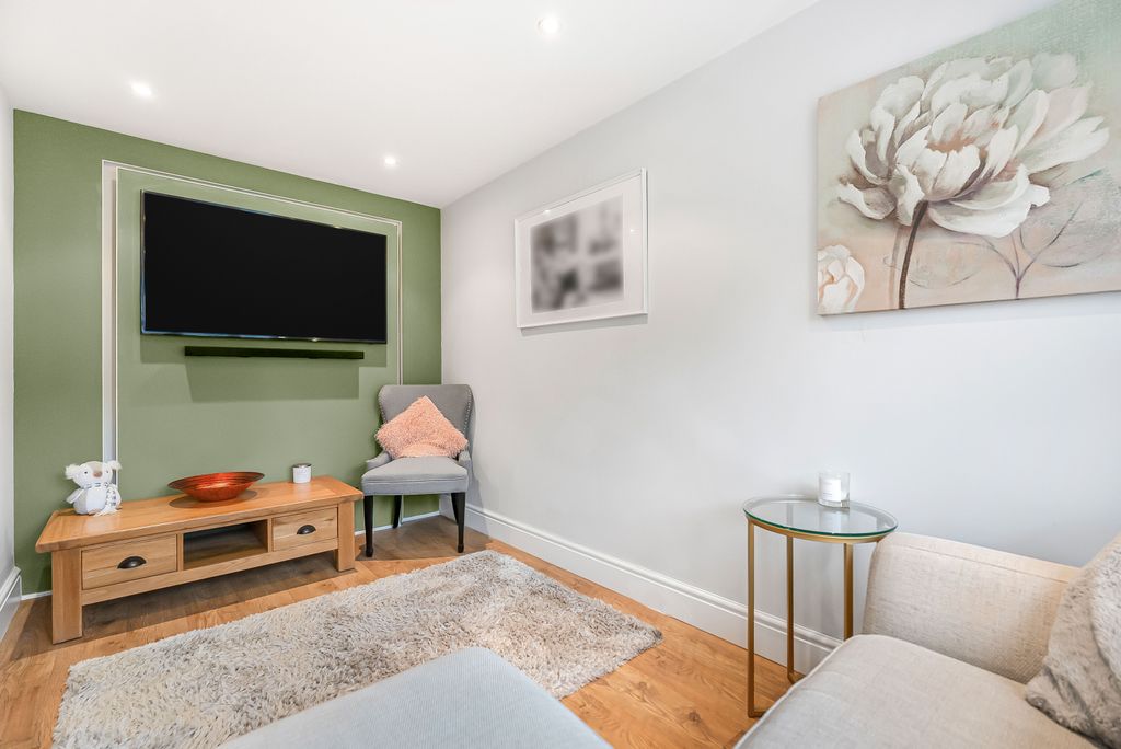 Property photo 3 of 26 Snug