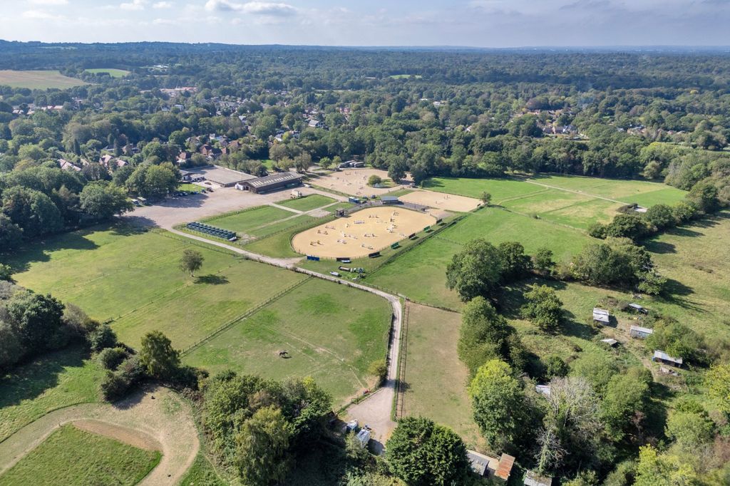 Property photo 1 of 25 Felbridge Showground