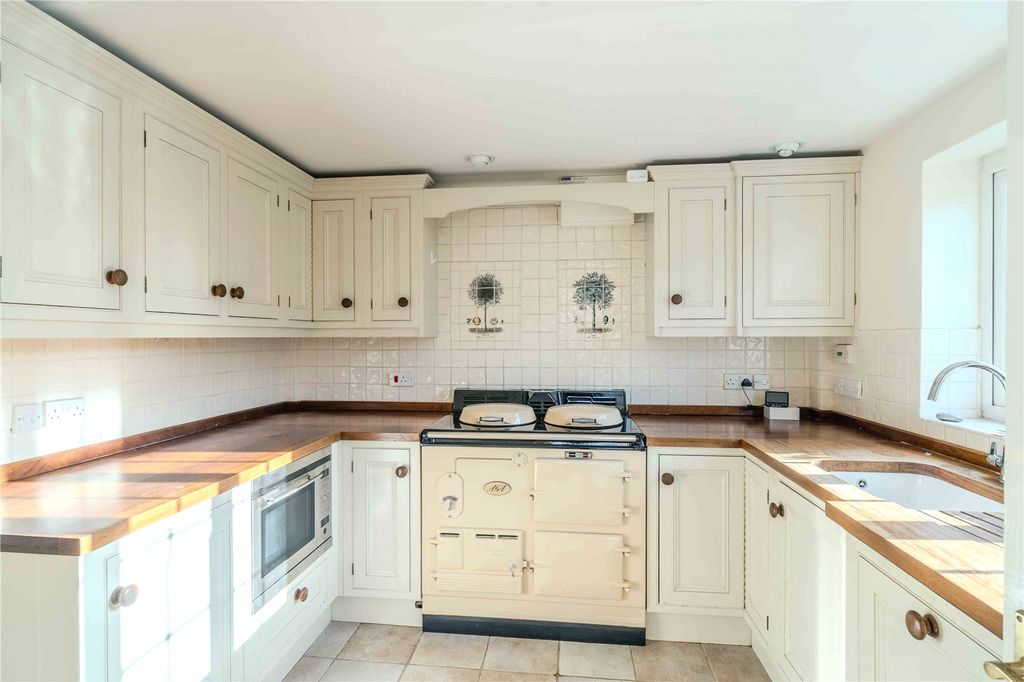 Property photo 3 of 10 Kitchen