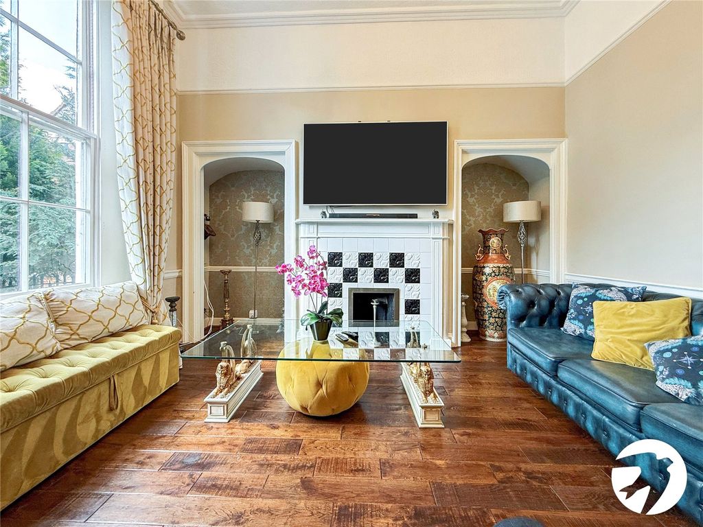 Property photo 3 of 17 Lounge