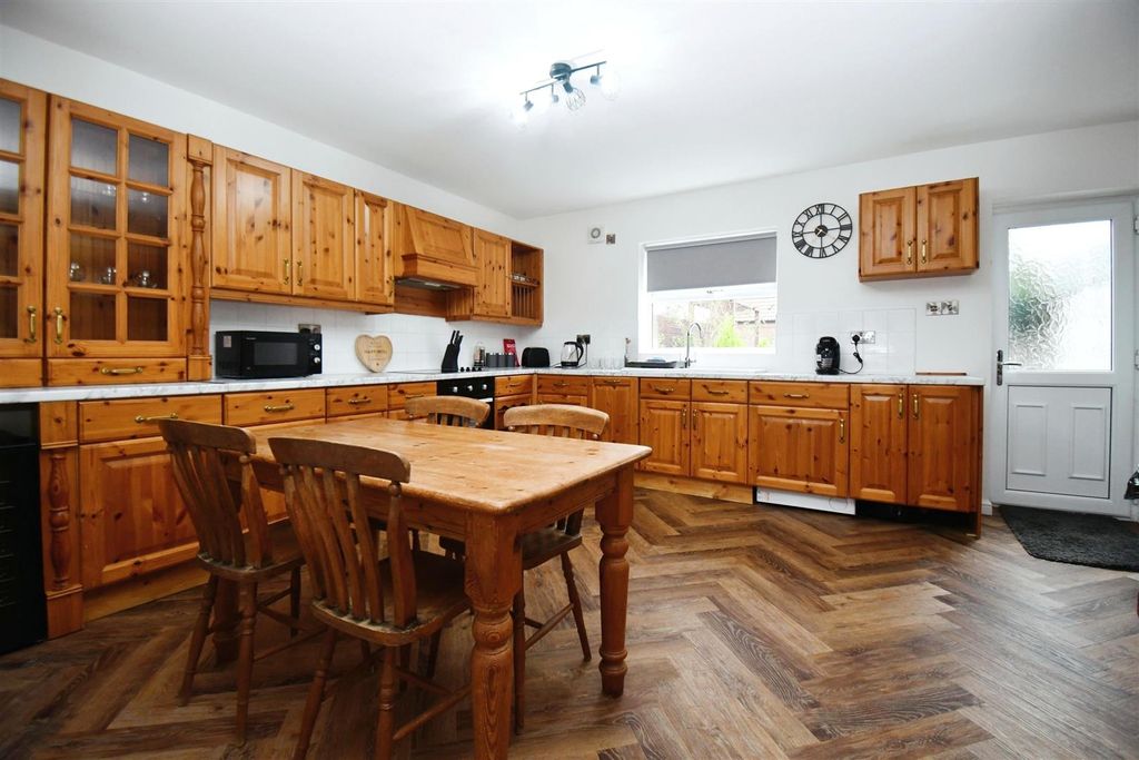 Property photo 3 of 13 Kitchen/Diner