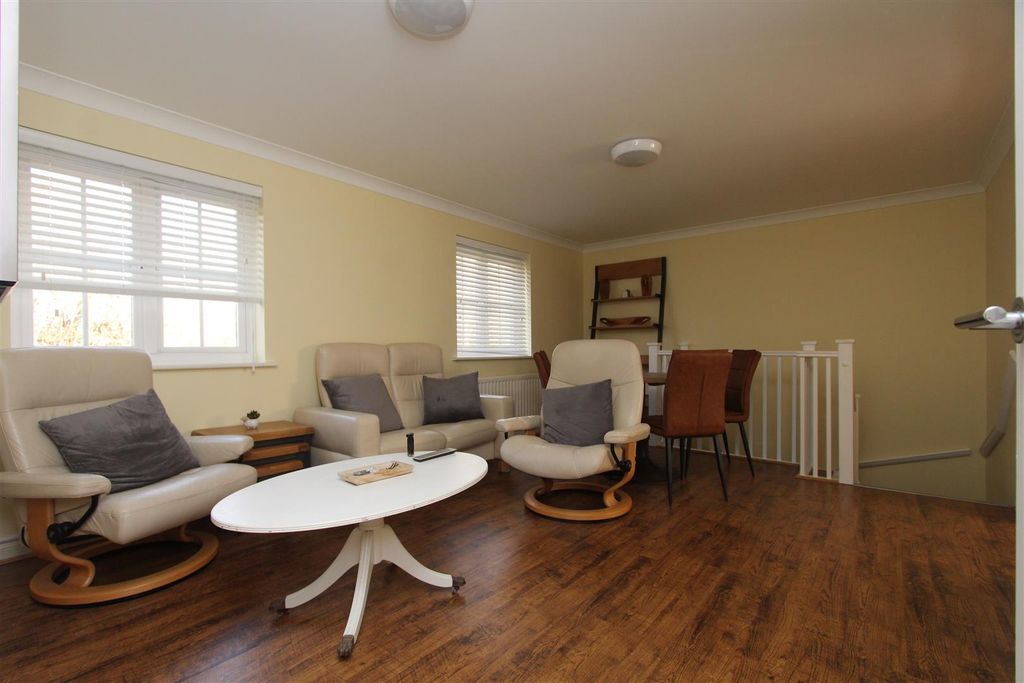 Property photo 3 of 9 Lounge / Diner