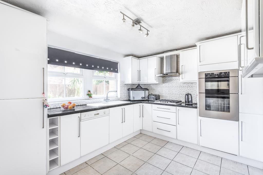 Property photo 3 of 11 Kitchen