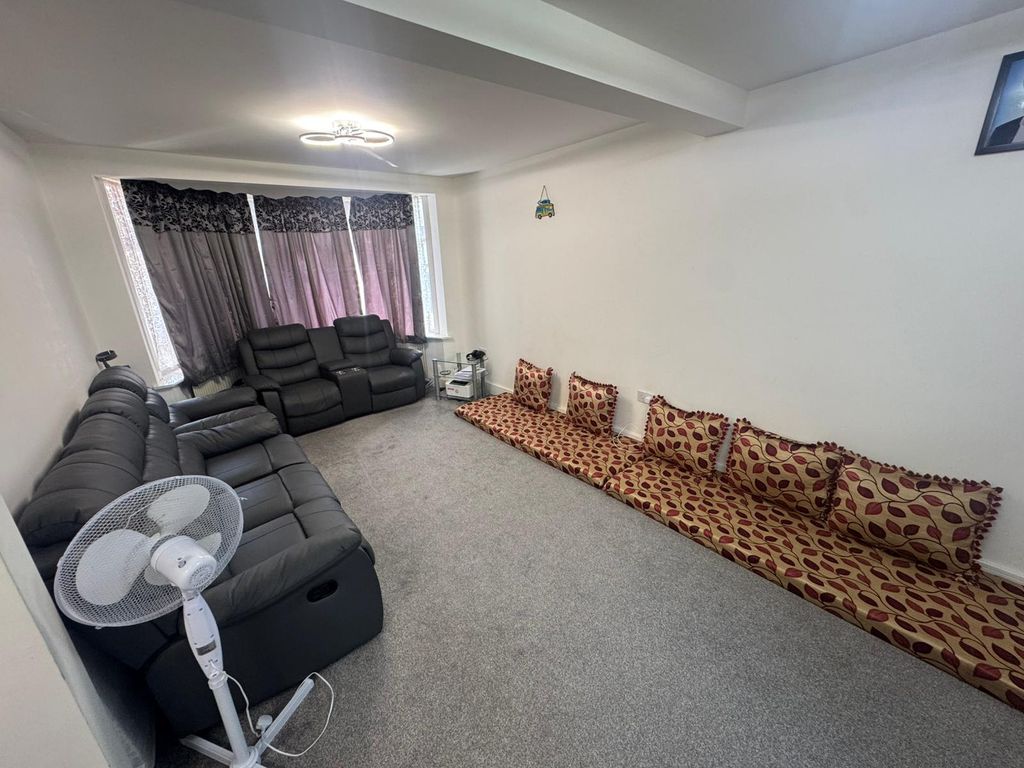 Property photo 1 of 9 3 Bed Semi-Detached House To Rent Berwick Avenue, Hayes Ub4