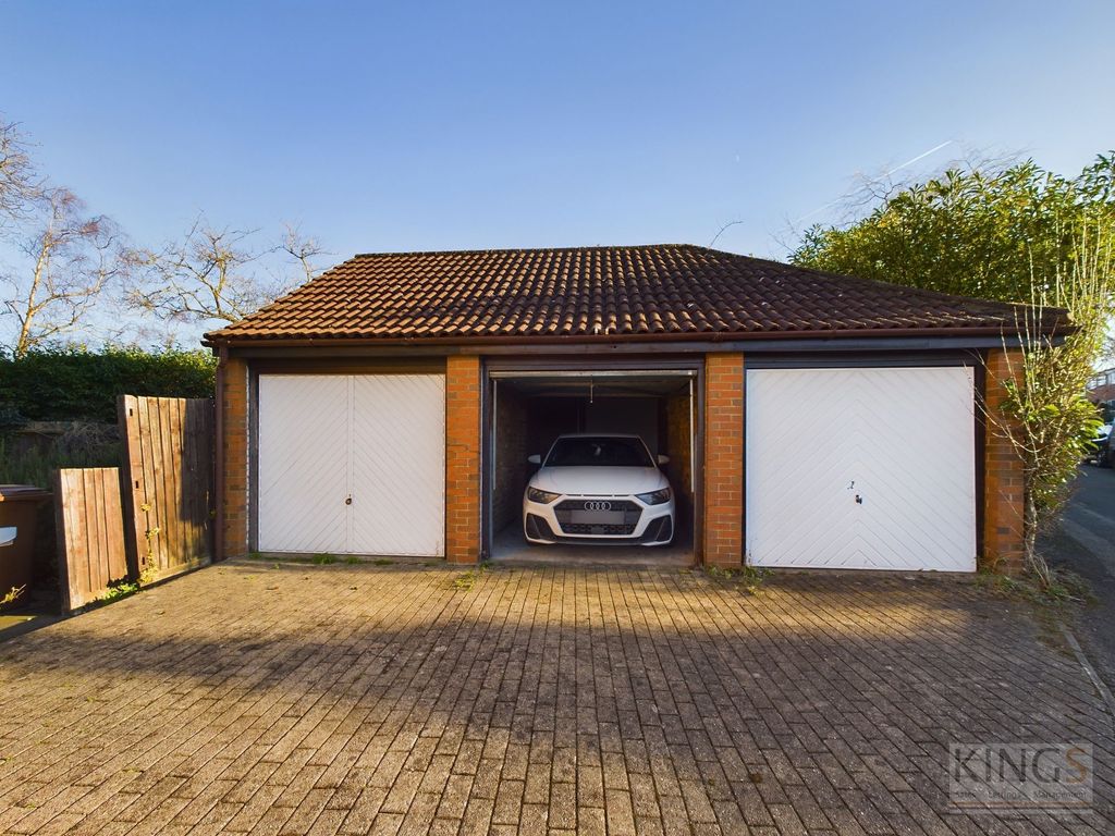 Property photo 2 of 10 Garage