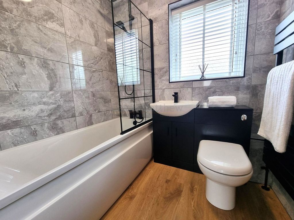 Property photo 3 of 17 Bathroom