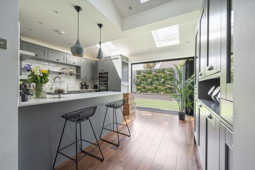 Property photo 2 of 30 Halstead Road, E11