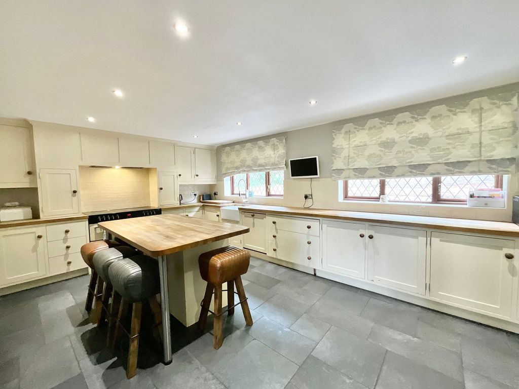 Property photo 2 of 35