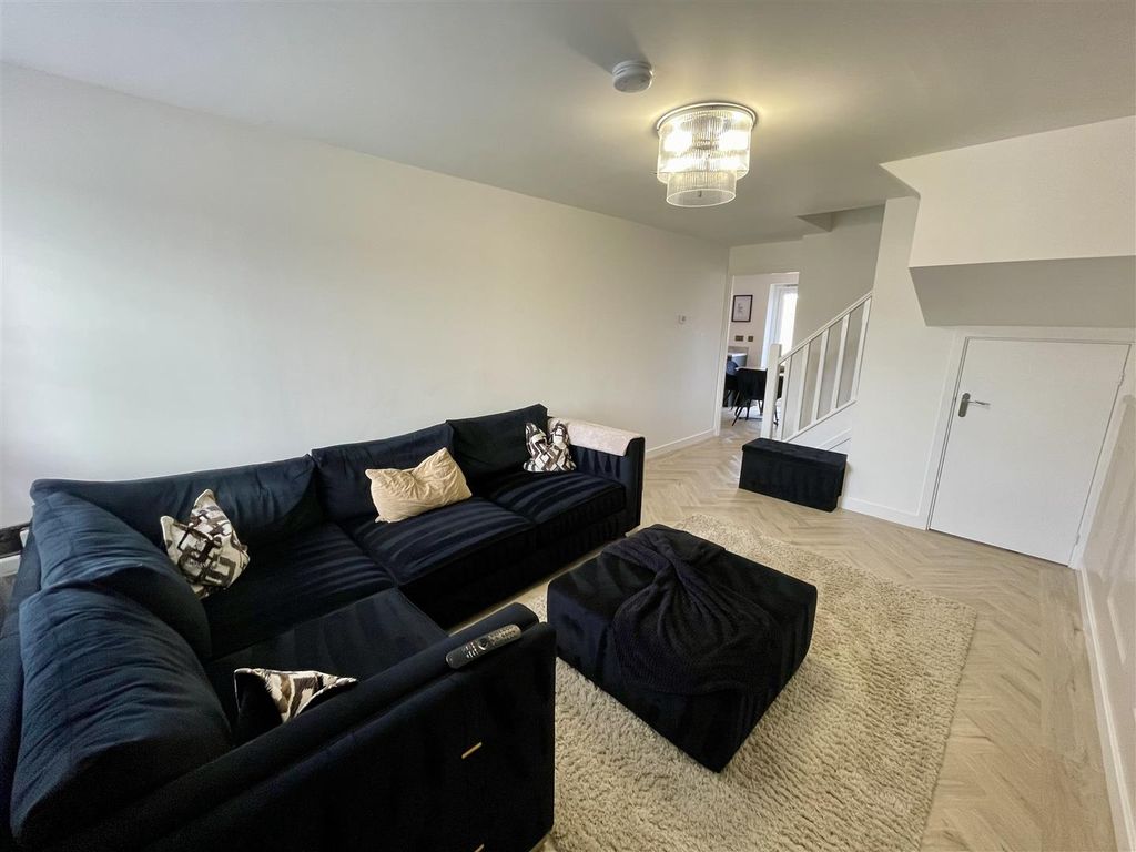 Property photo 3 of 16 Lounge