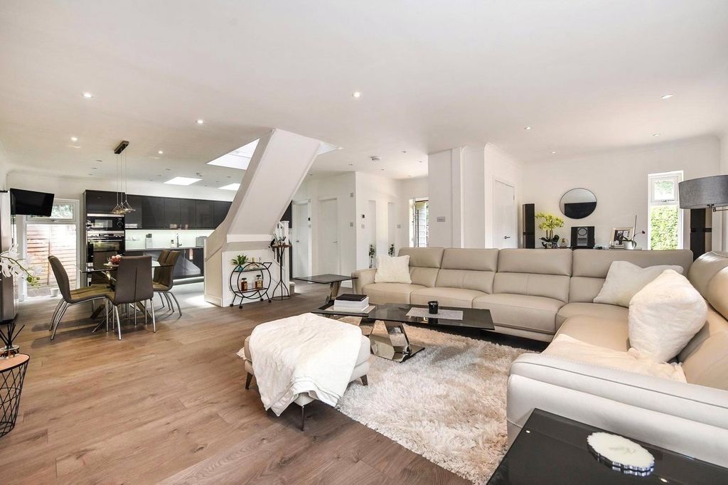 Property photo 2 of 18 Picture No. 11