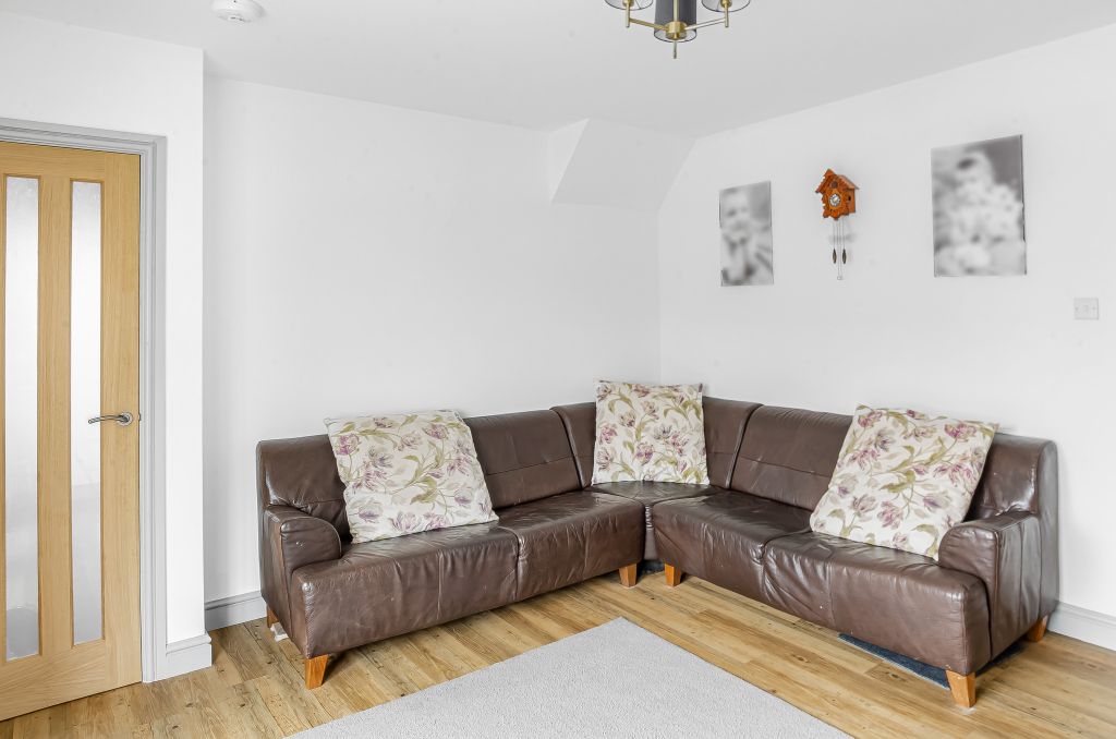 Property photo 3 of 14 Advert-19