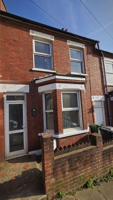 Property photo 1 of 16 Beautiful Newly Refurbished Large 3 Bed Terraced House Close To Luton Airport, Lu2