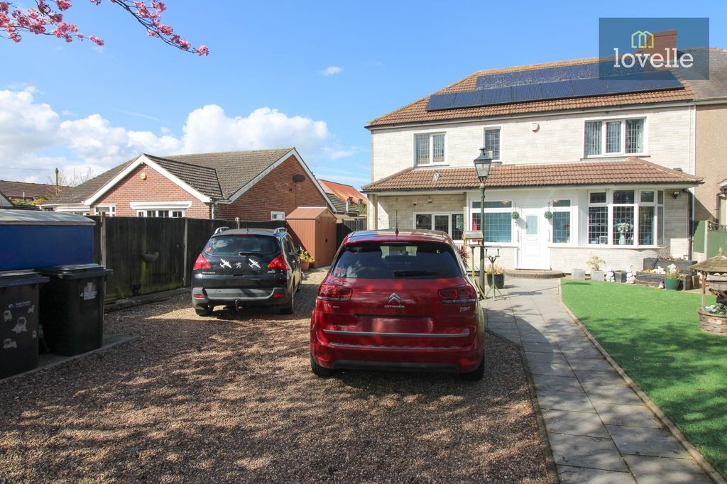 Property photo 2 of 28
