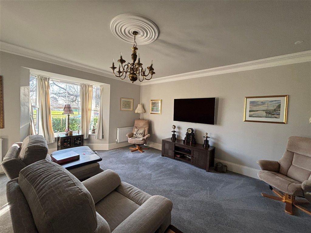 Property photo 3 of 13 Lounge