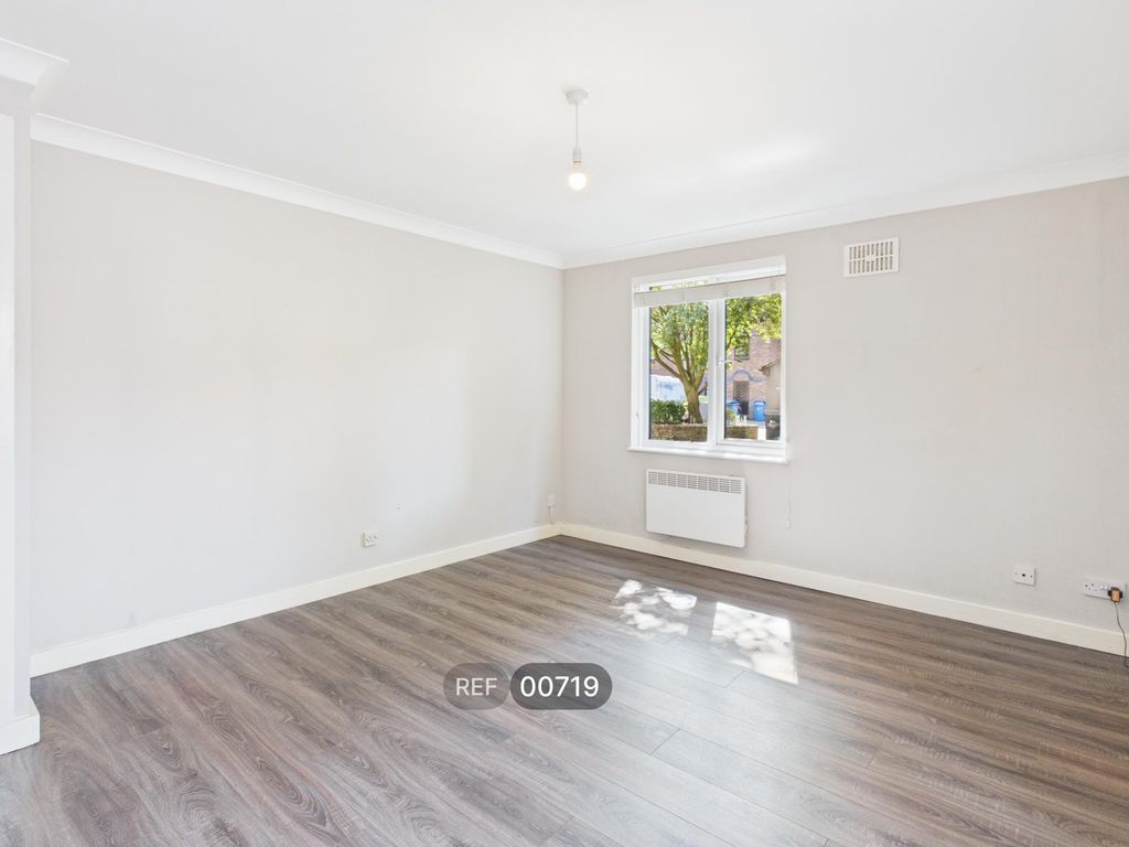 Property photo 3 of 18 Living Room