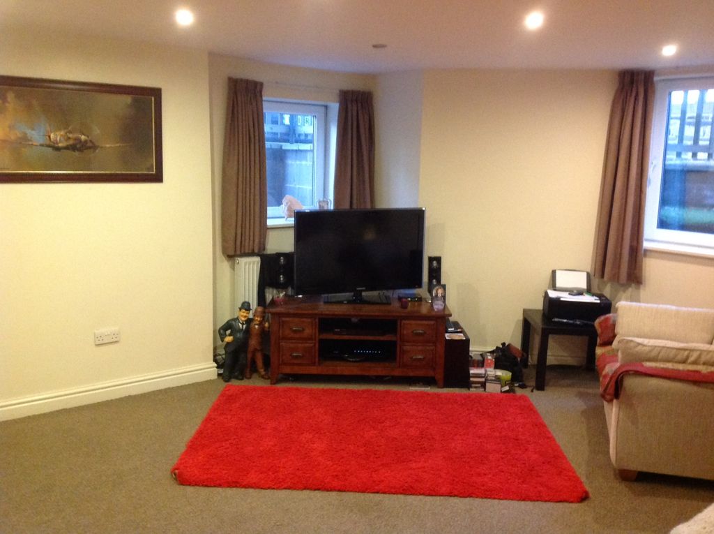 Property photo 3 of 8 Lounge