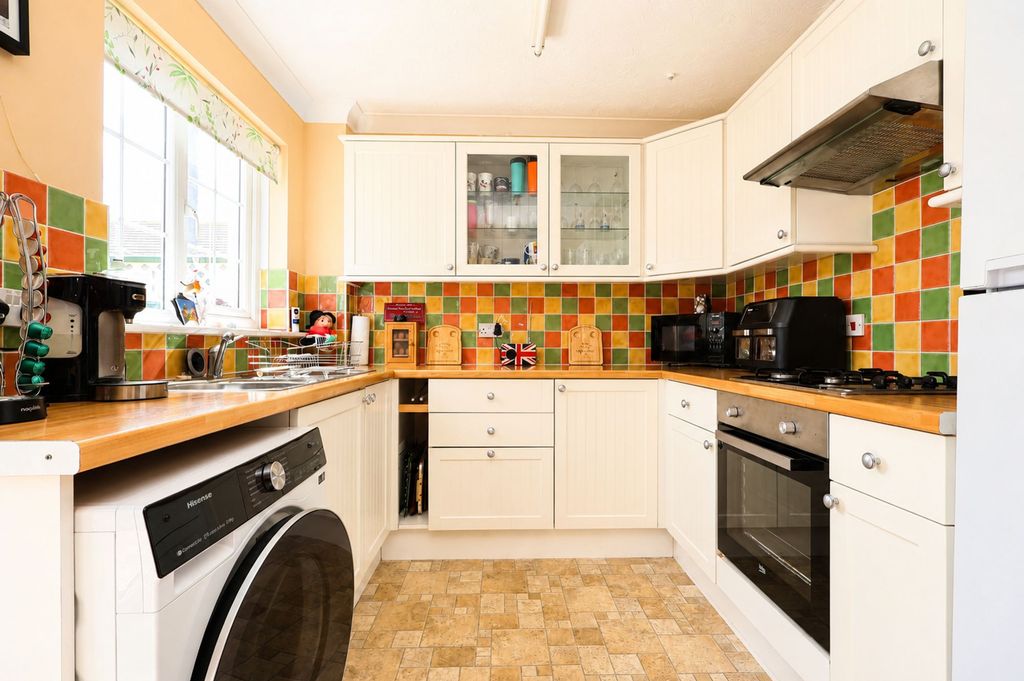 Property photo 3 of 21 Kitchen