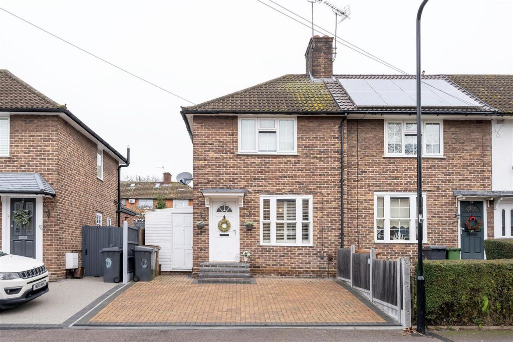 Property photo 1 of 19 Bluehouse Road, E4