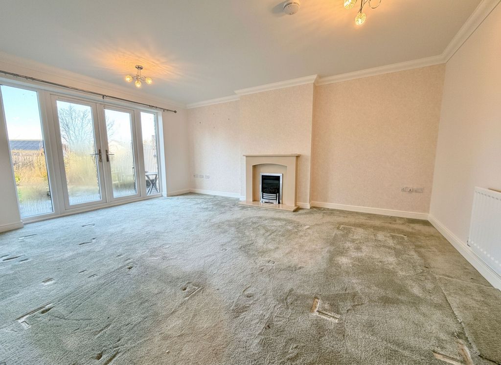 Property photo 3 of 19 Lounge