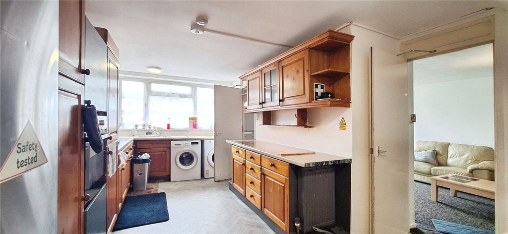 Property photo 3 of 11 Kitchen