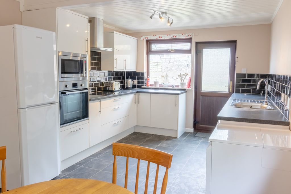 Property photo 2 of 17 Dining Kitchen