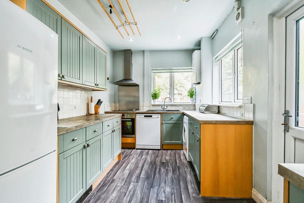 Property photo 3 of 11 Kitchen