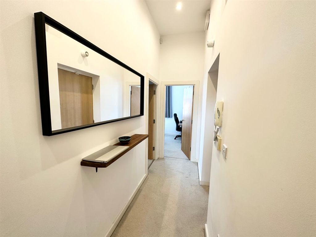 Property photo 2 of 14 Hallway