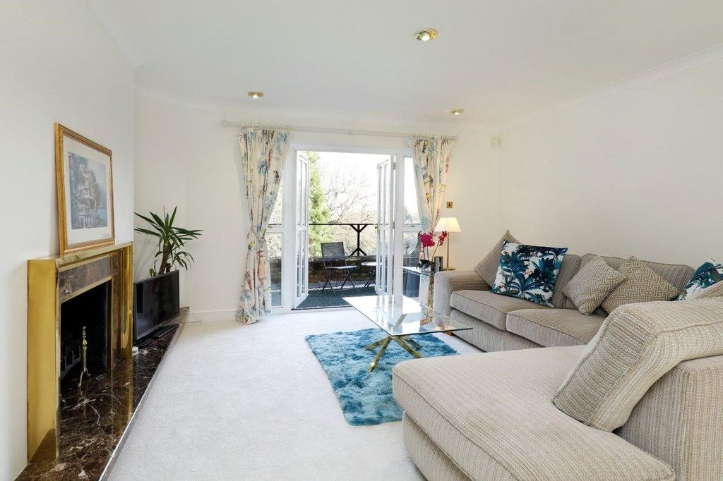 Property photo 2 of 22 Lounge