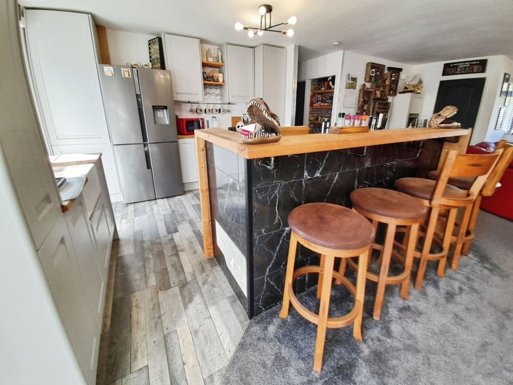 Property photo 3 of 17 Pbox-Kitchen-343370.Jpg