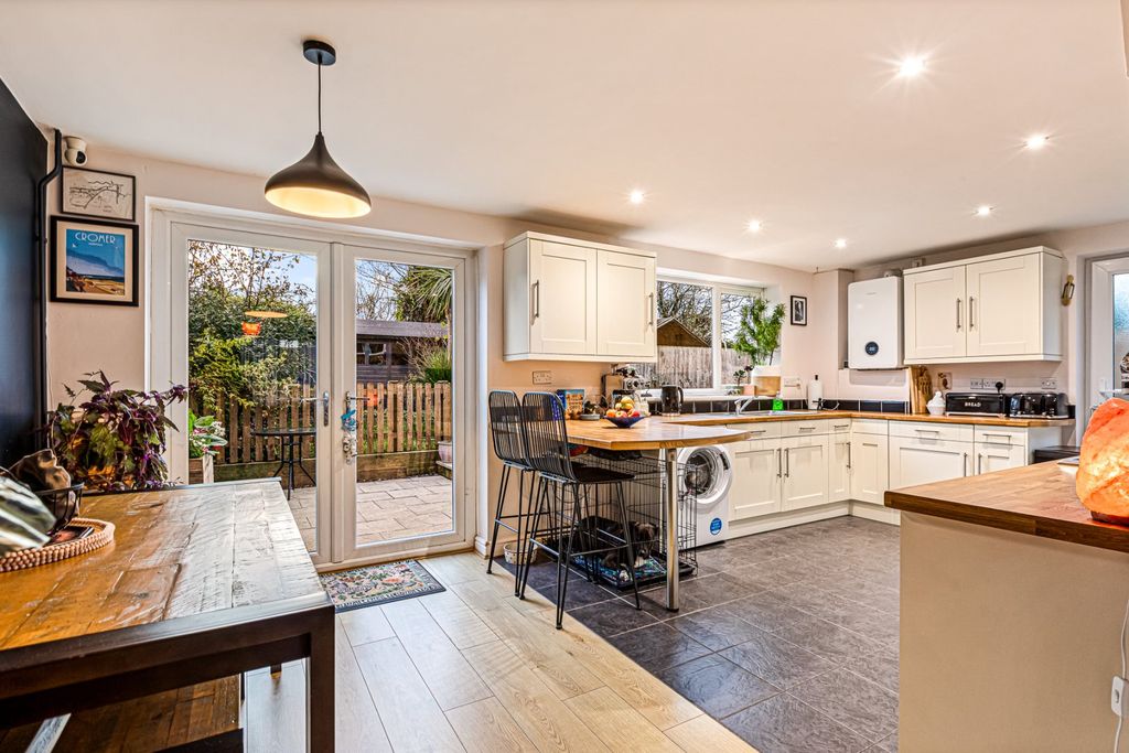 Property photo 2 of 25