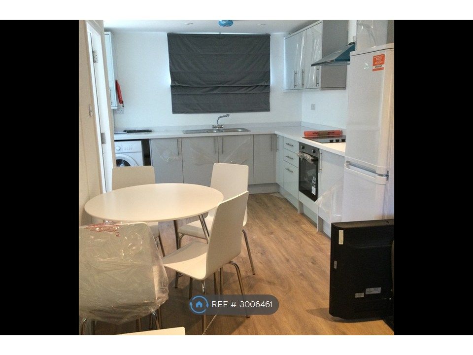 Property photo 2 of 11 Kitchen