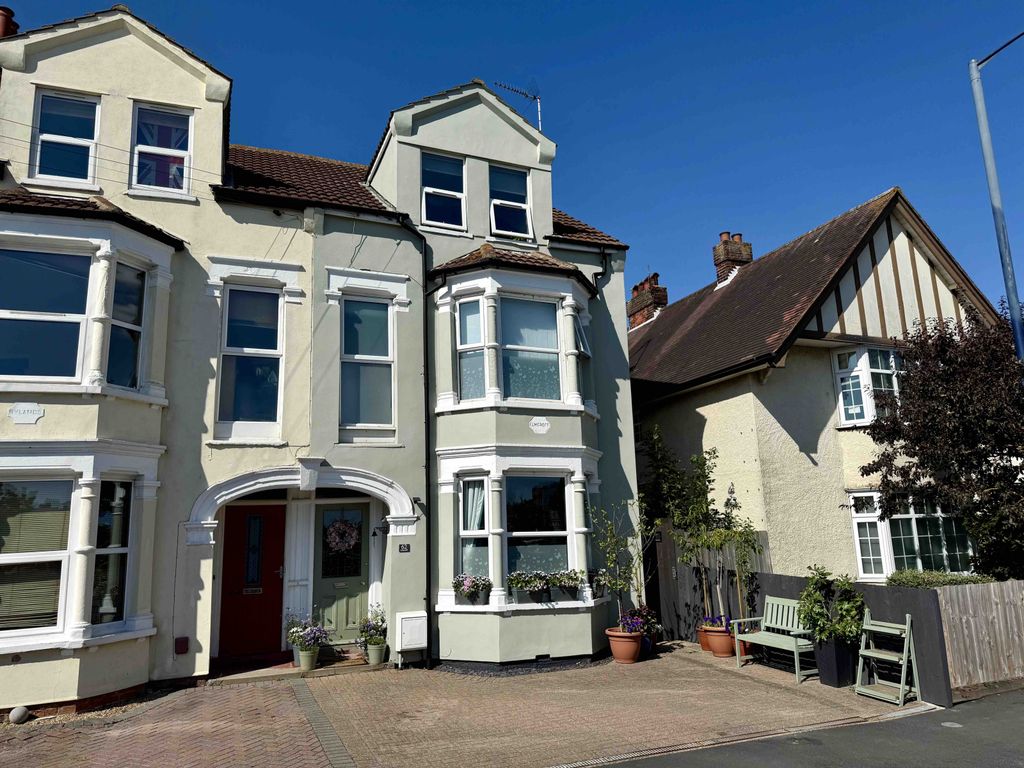 Property photo 1 of 27 5 Bedroom Semi Detached Townhouse For Sale - Felixstowe - Wainwrights