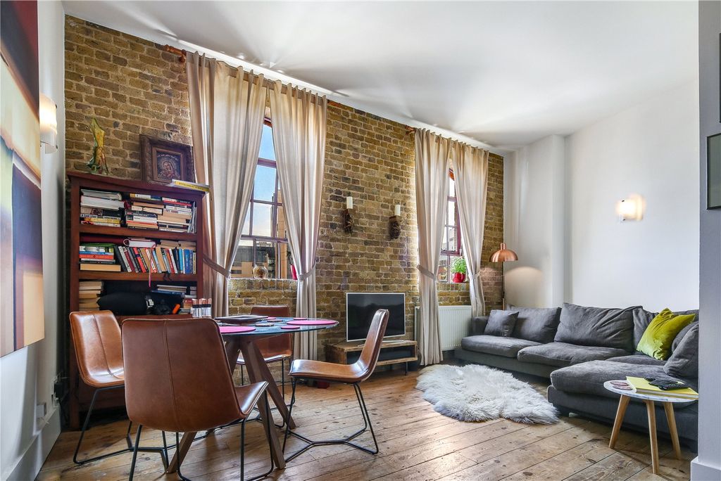 Property photo 1 of 11 Living Room
