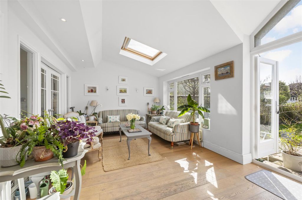 Property photo 2 of 21 7 Lindisfarne Road,10.Jpg