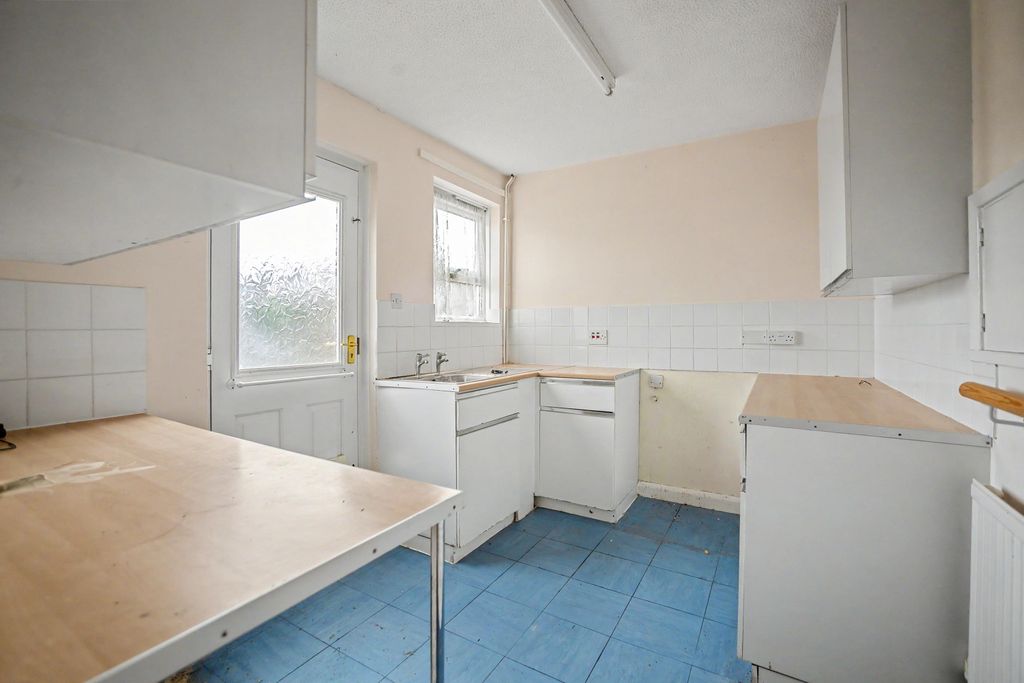 Property photo 2 of 16 11 South Avenue, Sittingbourne, Kent, Me10 4Sr